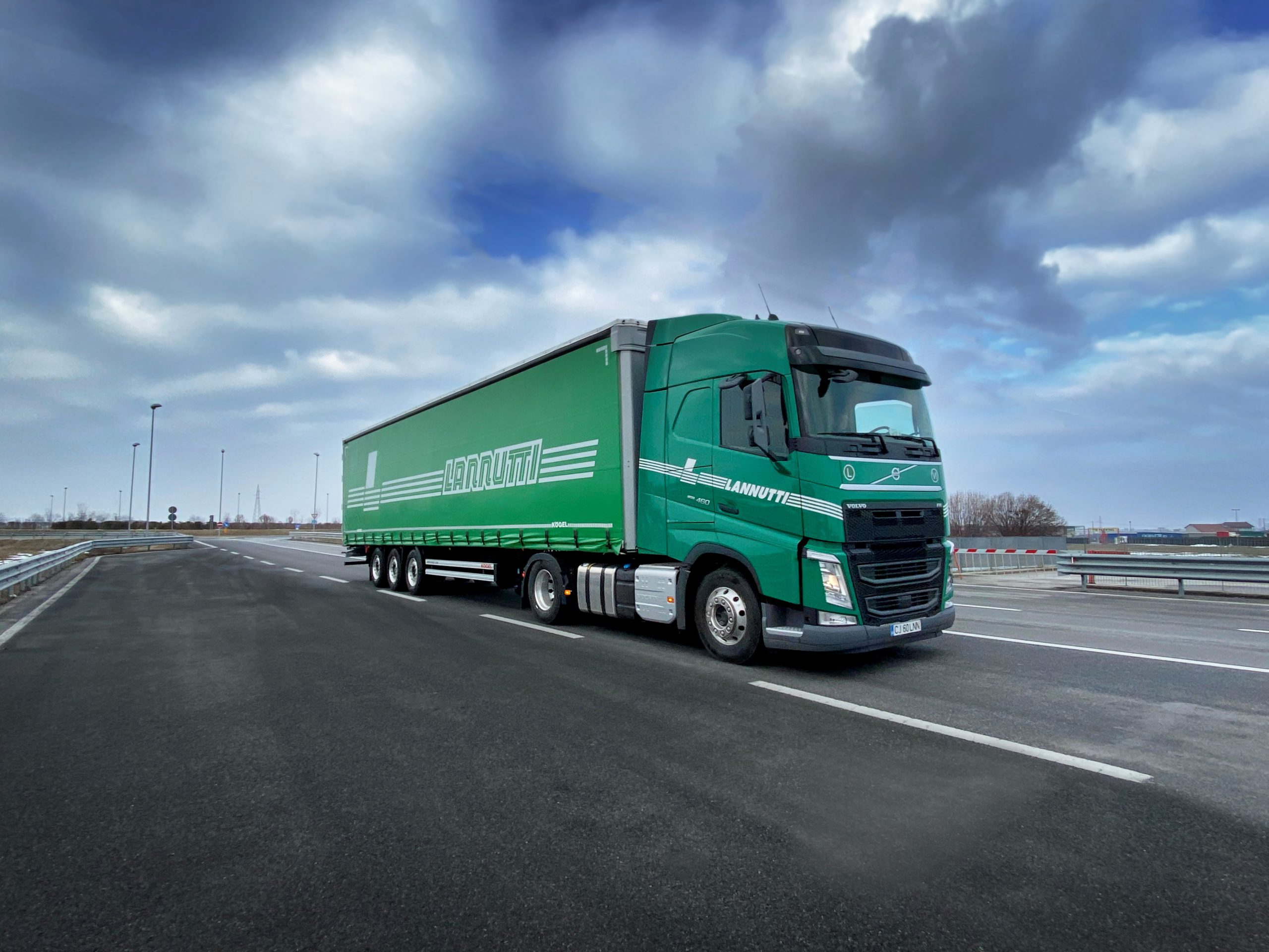 Big contract: Italian haulier buys 1,000 Volvo trucks equipped with the latest fuel-saving technology